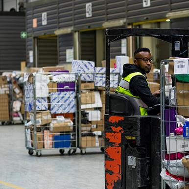 Vuosi 2016 / Case-galleria CASE Hobby Hallin logistiikkaketju Postin hoitoon Stockmann ja Posti sopivat Hobby Hallin logistiikan toimintojen siirrosta Postille toukokuun alusta alkaen.