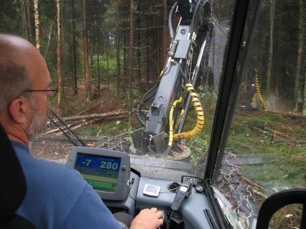 Metsäkoneet tiedon tuottajina Puunkorjuu on Suomessa täysin koneellistettu hakkuukoneita on töissä n. 1900 kpl yksityiset koneyrittäjät omistavat kaikki metsäkoneet Puukauppoja tehdään vuosittain n.