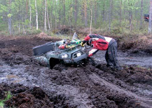 Kuva 22. Vinssiä käytettäessä kannattaa pysyä kaukana vaijerista, koska vedossa irrotessaan se voi aiheuttaa pahoja vammoja.