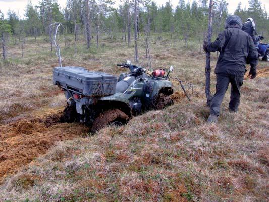 TTS tutkimuksen kyselyssä 20 %:ssa mönkijöistä ei ole minkäänlaista pohjapanssaria. Kuva 11. Ihan joka paikkaan mönkijälläkään ei kannata mennä, vaikka sillä melko vaikeista paikoista pääseekin.