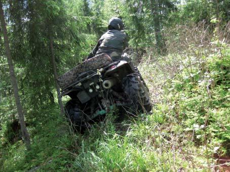 Kuva 15. Rinnettä viistosti ajettaessa jalat kannattaa pitää astinlaudoilla ja ruumiinpaino ylärinteen suuntaan sekä välttää äkillisiä kaasutuksia. Polviasentoa voi myös käyttää.