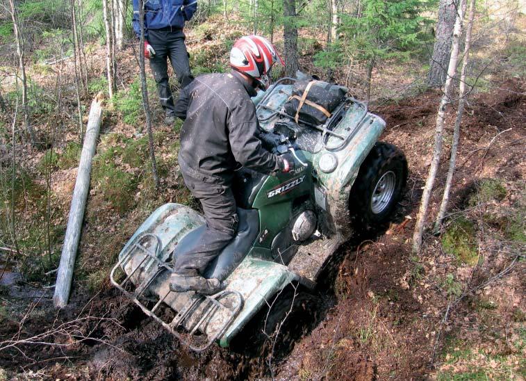 Ojan ylitys Ojaa ylitettäessä kannattaa reitti valita huolellisesti. Ylityspaikaksi on valittava kohta, jossa keula ei osu vastapenkkaan.