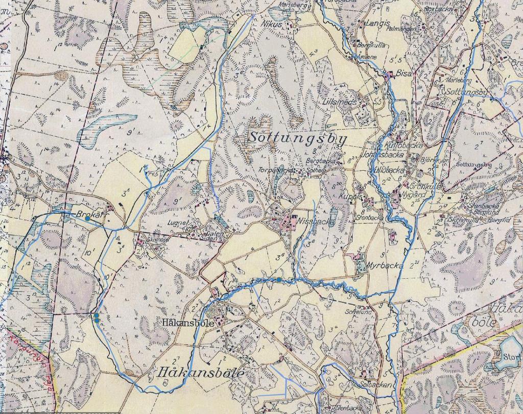 Kuva 2 Vampatti-kartta-aineiston pitäjäkartta vuodelta 1933 ja päällä nykyiset vesiuomat Vanhoissa kartoissa näkyy, että Kormuniitynoja on ollut aikoinaan hyvinkin mutkitteleva ja uomaa on vuosien