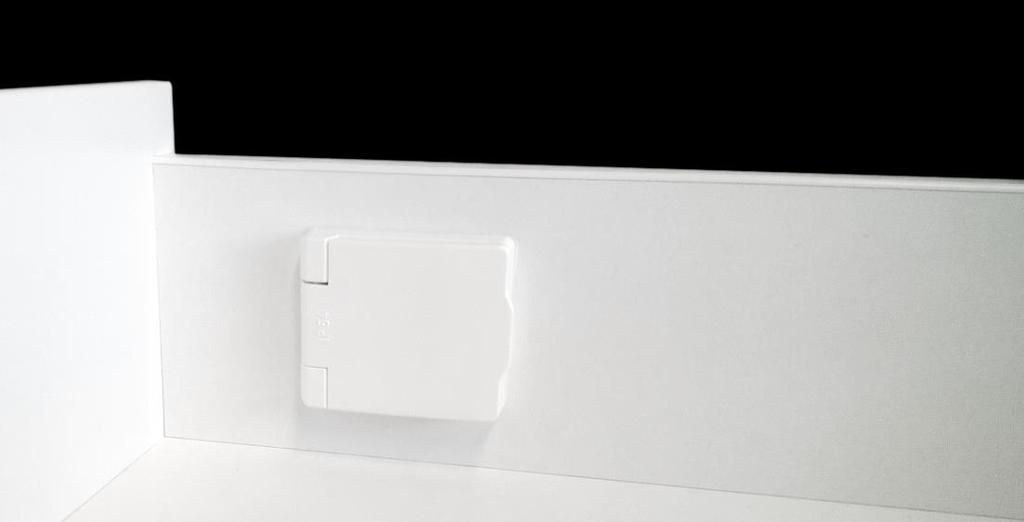 Turvallinen pistorasia laatikossa Piilota pistorasia ja fööni tai parranajokone laatikkoon.