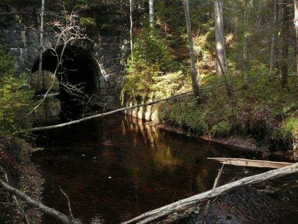 tietoisena siitä, että nuorakeraamisia asuinpaikkoja voi sijaita lähes missä tahansa niille sopivilla maastonkohdilla sekä rautakautisia-keskiaikaisia kylätontin liepeillä ja läheisyydessä.