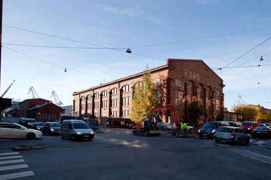 Hietalahden kaupunkikuvassa korostuu Helsingin vanha teollinen historia, josta on jäänyt jäljelle useampi arvorakennus sekä kaksi satamatoimintaa palvellutta satamanosturia.