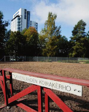 TEKSTI Pepita Wakkola KUVAT Kimmo Häkkinen Koirakansalaisten kasvatus jatkuu Kivenlahdessa V iime vuoden syksyllä Kivenlahden koirapuiston aitaan ilmestyi kyltti, jossa kerrottiin puiston