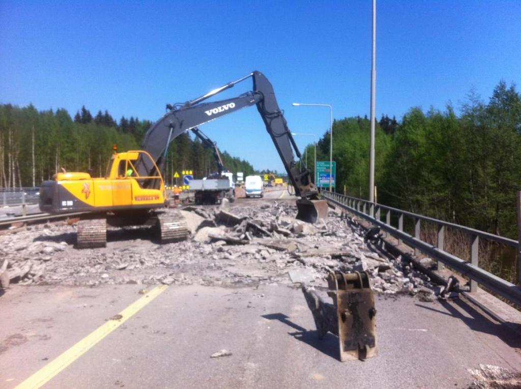 15 (65) 3 PURETTAVAT RAKENTEET 3.1 Aloittavat työt Ennen varsinaiseen korjaustyöhön ryhtymistä silta suljettiin yleiseltä liikenteeltä.