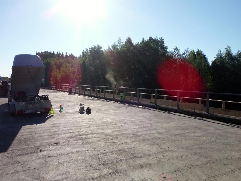 16 (65) 3.3 Kaiteiden purku Sillan vanhat kaiteet sahattiin timanttisahalla sillan pituussuunnassa noin 8 metrin osiin, jonka jälkeen kaidetolpat katkaistiin reunapalkin yläpinnan tasosta.