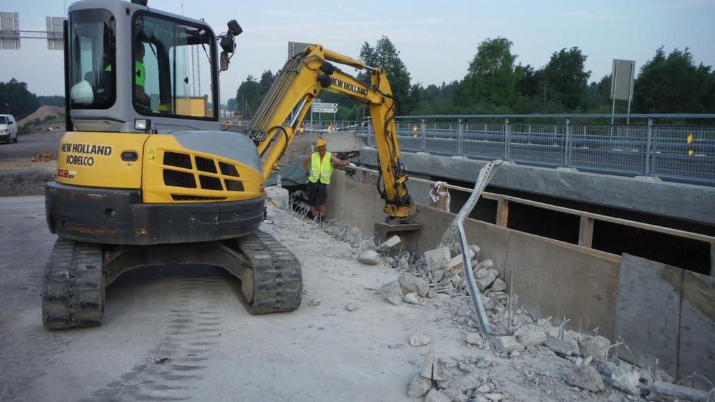 19 (65) KUVA 11. Betonijätteet kerättiin kaivinkoneella (Tarvainen 2013-06-27) 3.5 Kuivatuslaitteiden purku Vanhat kannen ulokkeella olevat tippu- ja pintavesiputket porattiin pois timanttiporalla.