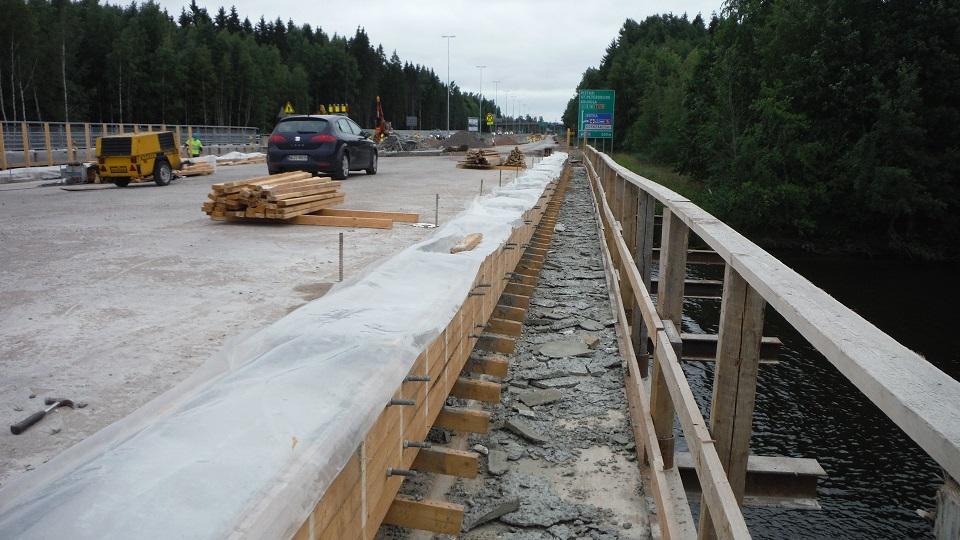33 (65) 5.4 Muotin purku Muotin purku aloitettiin, kun betoni oli saavuttanut riittävän lujuuden.