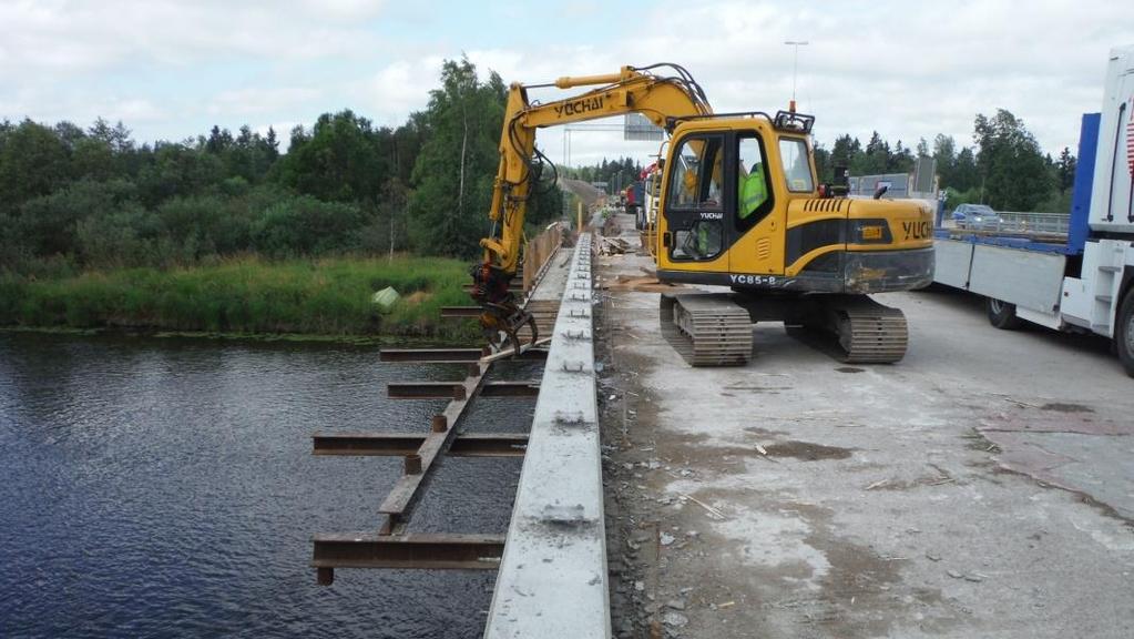 Purkutyössä apuna käytettiin purkurautaa ja lekaa. Tämän jälkeen telineet purettiin kaivinkoneen kouralla. (kuva 32).