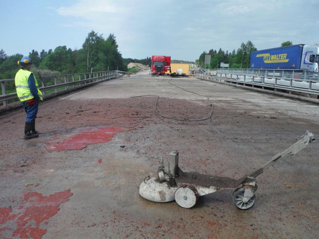 35 (65) 6 SILLAN KANNEN PINTARAKENTEET 6.1 Eristysalustan kunnostus Kannen yläpinta kunnostettiin InfraRYL42310.2 ja SILKO-ohjeen 2.240 mukaisesti.