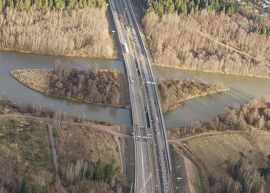 8 (65) 1.4 Sillan esittely Leppäsaaren silta B eli KaS-821 on siltatyypiltään 3-aukkoinen jatkuva teräsbetoninen ontelolaattasilta. Jännemitat ovat 14,0 + 18,0 + 14,0.