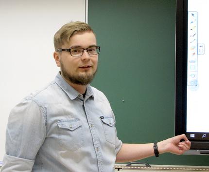 Matematiikan lehtori Perttu Kantola esitteli yläkoulun ohjelmoinnin opetusta sekä Geogebran opetuskäyttöä. listumista kurssille. Melkein kaikki olivat paikalla joka kerta.