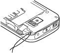 Älä kytke laitteeseen tuotteita, jotka tuottavat lähtösignaaleja, sillä ne voivat vahingoittaa laitetta. Älä kytke Nokia AV -liittimeen jännitelähteitä. Kantohihna 1. Avaa takakansi. 2.