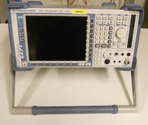 23 5.2 PLC-häiriöiden paikantamiseen käytettävät laitteet Johtuvien häiriöiden mittauslaitteistoon kuuluu Rohde & Schwartz ESPI-3 radiohäiriövastaanotin/rf-spektrianalysaattori ja