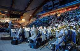 Ilta jatkui konserteilla Verkatehtaalla, Hämeenlinnan kirkossa ja Vanajan kirkossa. Kepeämpää laulua kuultiin kaupungin ravintoloissa laulajien lähdettyä Kuorot kuutamolla -kierrokselle.