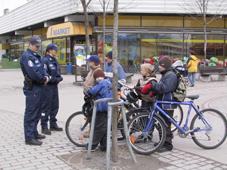 POLIISIN ORGANISAATIO JA TEHTÄVÄT Poliisin täytyy olla puolueeton ja asiallinen, kun hän valvoo yleistä järjestystä ja