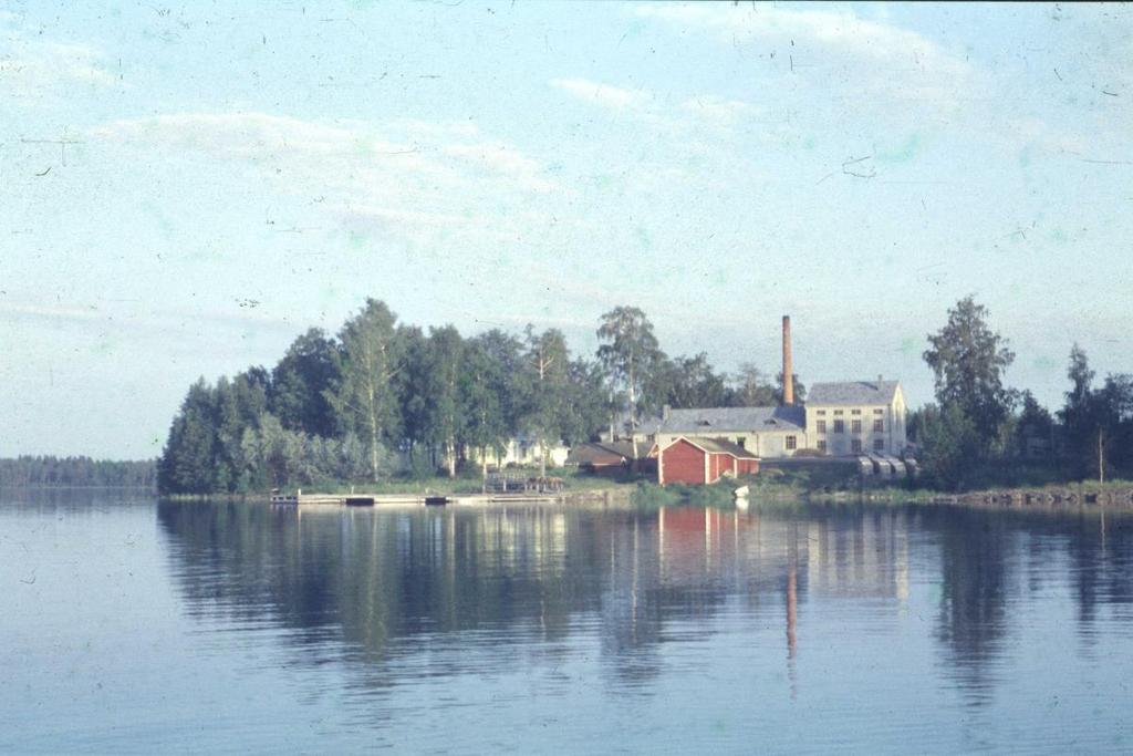 6 Paksuniemen meijerin ranta 1950-luvulla. Kuva: Rääkkylä-Seura. Matkustajalaivoissa oli alkoholin anniskeluoikeudet. Muutamat laivat yöpyivät Rääkkylän laitureissa.