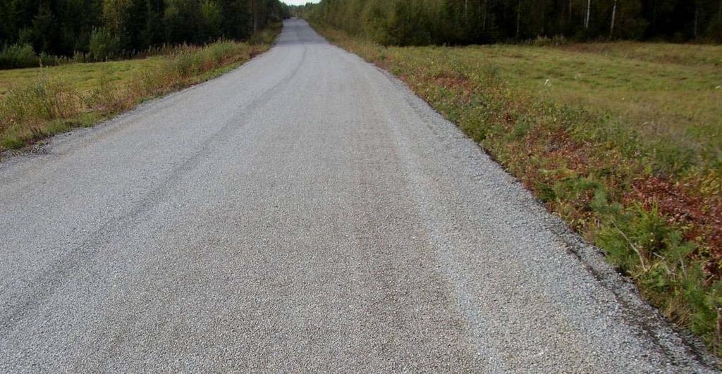 10 Koerakenteella B, missä sideainetyyppinä käytettiin V1500 bitumia, silmiinpistävin piirre muihin rakenteisiin verrattuna oli se, että bitumi näkyi muutoin vaaleassa kiviainespinnassa suhteellisen