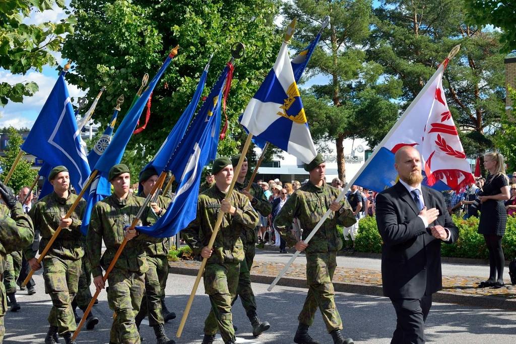 Lippulinnan ohimarssi Tilaisuuden aluksi vannoi uskonnollisesti sitoutumattoman sotilasvakuutuksen n. 40 varusmiestä. Tämän jälkeen kentälle saapui 640 sotilasvalan vannojaa.