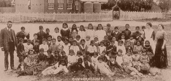 Kuva 4: Cummeragunjan lähetysaseman koululaisia. Koorihistory. Lähetysasemilla lapsia koulutettiin kotitalous- ja maataloustyöhön, johon heidän ajateltiin parhaiten soveltuvan.