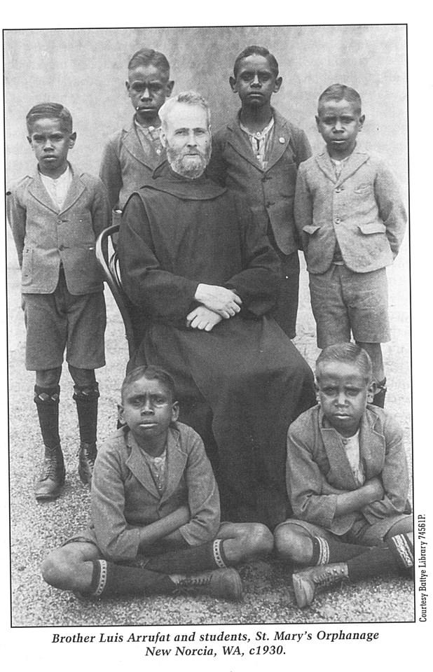 Kuva 5. Veli Luis Arrufat ja oppilaita, St. Mary s Orphanage, New Norcia, WA, n. 1930. Ballye Library 7456LP. Teoksessa: Human Rights and Equal Opportunity Commission. 1997. Bringing them home.