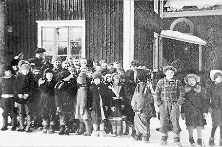 Niin pian kuin koulumies tulee porokylään ja astuu sisälle kotaan kuin myös istuu owen wiereen, käsketään hän astumaan ylemmäksi ja hänelle walmistetaan ruokaa syödä.