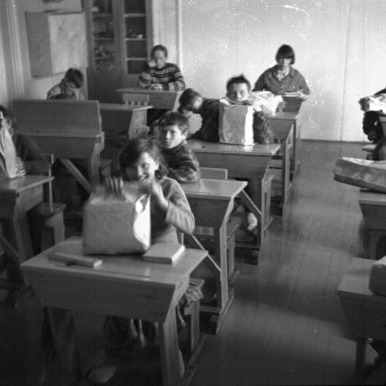 Vaikka kiusaamiskokemukset ja puutteellinen pedagogiikka eivät ole vähemmistöspesifejä kokemuksia, ovat ne kuitenkin merkittäviä, sillä saamelaislapset väistämättä joutuivat negatiivisen kohtelun