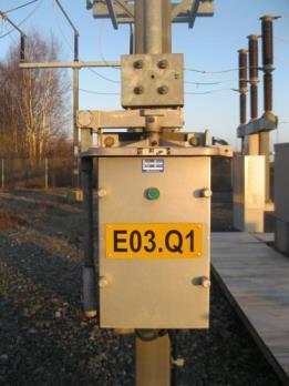 30 5.4.2 Ohjaukset 110 kv:n kiertoerottimia voidaan ohjata ainoastaan paikallisesti ohjauskampea kiertämällä. Kuva 21. Erottimen (E03.