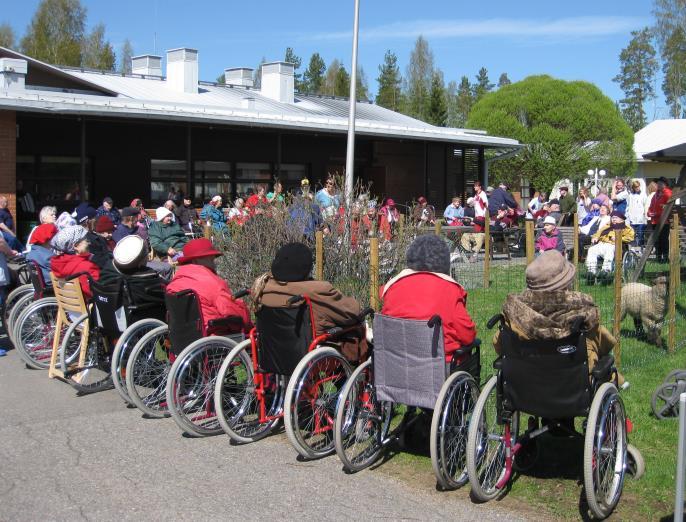 Ohjeita omaiselle Omaisten toivotaan olevan aktiivisia ja osallistuvan omien mahdollisuuksiensa mukaan asukkaan arkeen. Vierailut ovat aina tervetulleita.