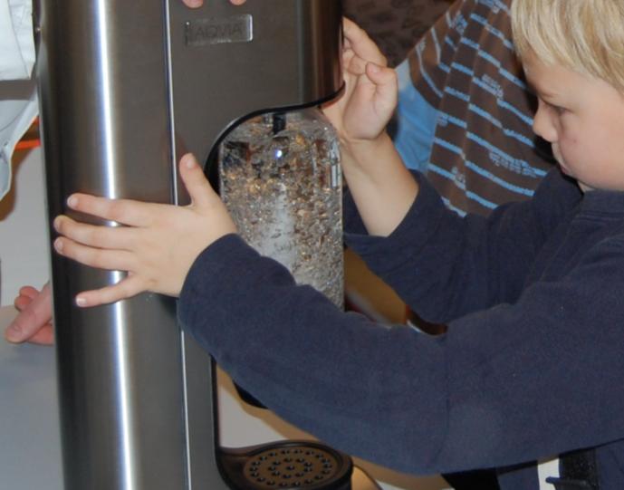 nopeammin). Kylmässä juomassa ja suljetussa astiassa, jossa kaasunpaine on korkea, hiilihappo säilyy pitkiäkin aikoja hajoamatta hiilihapoksi. Miksi limonadi kuplii?