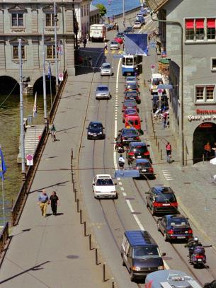 48 tamisen toimenpiteiden lisäämiseen Valencia Streetilla. Haastattelutulosten perusteella suurin osa haastateltavista piti pyöräkaistojen rakentamista hyvänä asiana.