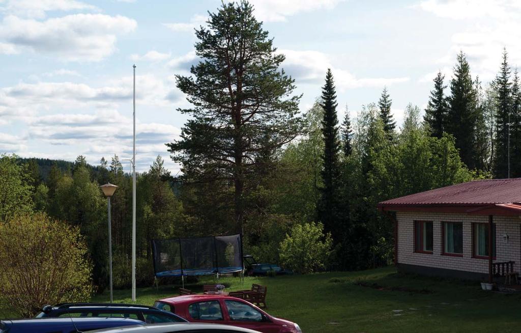 Tuulivoimalat dominoivat maisemaa, mikä ei käy kunnolla havainnekuvista ilmi, koska lähipuusto pei ään näkymän. Kuva 150.