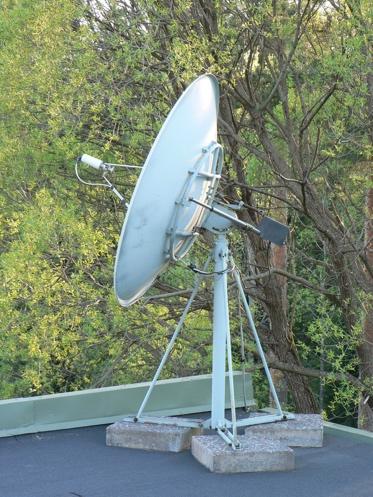 37 4.1 Polttopisteestä syötetty prime-focus-antenni ja offset-antenni Kuva 21. Polttopisteestä syötetty antenni [54] Kuva 22.