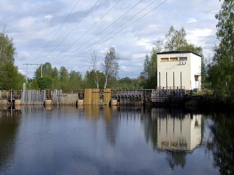 8 Kuva 4. Ruukinkosken voimalaitos. (Kuva 24.5.2009 Estormiz, Wikipedia) Uudistuksen osana Ruukinkosken voimalaitoksella on suunnitteilla rakenteiden uusiminen.