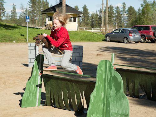 Sinettiauditointiin osallistuivat Tarja Sahlberg, Mirja Leppänen ja Sari Kuure. Heidi Pyy ja Roosa Piironen pitivät keppihevosesteratsastusnäytöksen.