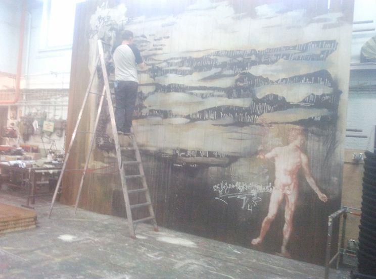 22 Kuvio 10. Lavastemaalari Pekka Juuti maalamassa palaa seinästä joka on osa Kati Lukan lavastusta näytelmästä Frankenstein. Kuva: Jukka Vuokko 11.