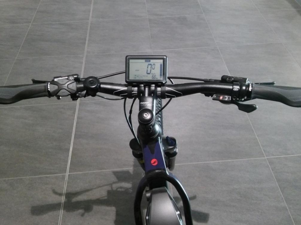 20 Kuva 5. Sähköavusteisen polkupyörän ohjaustanko. Tangosta löytyvät nopeudensäätimet, vaihteet ja nopeusnäyttö. Kaikissa sähköavusteisissa polkupyörissä ei ole nopeusnäyttöä.