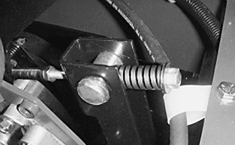38 mm. Irrota vasemmanpuoleisen kannattimen mutteri ja pultti, jotta kannattimen kumipuskuri voidaan irrottaa (kuva 3). 4 3 5 Kuva 3. Kiristysjousi. Kiristystangon vastamutteri 3. Säätöpultti 3.