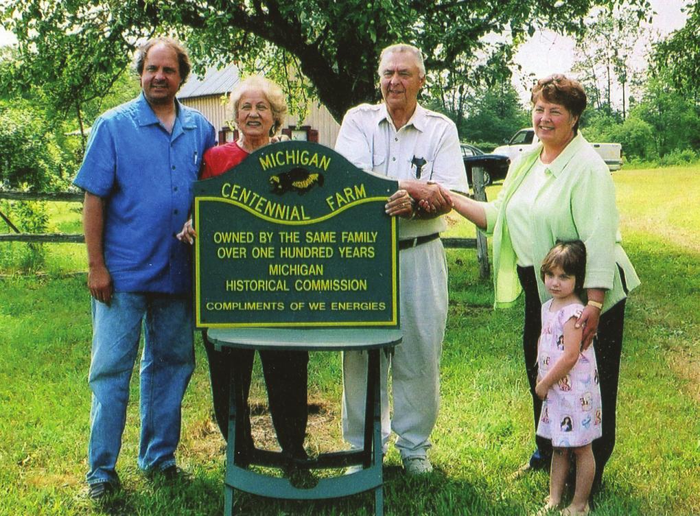 Leinosen farmi sai 100-vuotishuomionosoituksen 2004. Kuvassa keskellä Denver ja Patti Leinonen, vasemmalla heidän poikansa Jim.