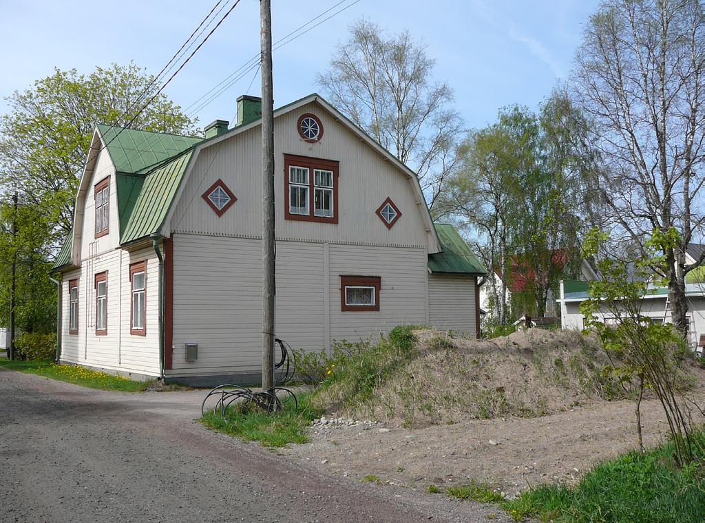 vanhimmissa rakennuksissa on myös ollut tapana. Kaikki on maalattu samalla värillä, jolloin vaikutelma ei ole liian sekava.