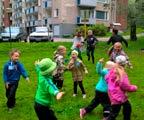 Elokuu Syyskuu Lokakuu Marraskuu Joulukuu Elokuu La rentrée lauloivat ekaluokkalaiset avajaistilaisuudessa, kun oppilaat ja opettajat palasivat kouluun loman jälkeen.