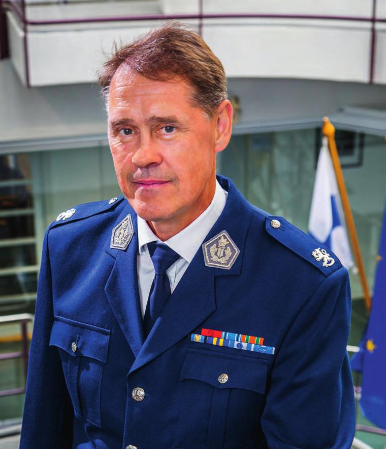 Poliisiylijohtaja Seppo Kolehmainen on johtanut poliisia vuodesta 2015 lähtien. POLIISI- YLIJOHTAJAN KATSAUS Suomen poliisi vietti 200-vuotisjuhlavuotta vuonna 2016.