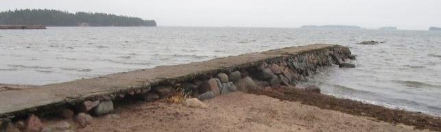 Laiturien toimenpidesuunnitelma 2017 28.3.2017 17 (24) 2.11 71/ Mellstenin ranta Mellstenintie 4 Rakenne koostuu kivipenkereestä, jonka yläpinta on tasattu betonivalulla. Betonivalu on paikoin rikki.