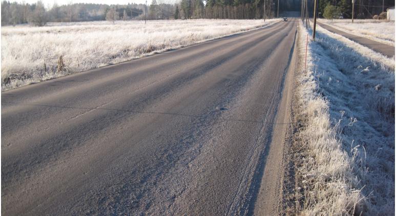 37 4.4.2.3 Uraisuus Urautunut tien pinta on selkeästi havaittavissa ja se ilmenee helposti myös sen päältä ajettaessa. Auto pyrkii ohjautumaan urien mukaiseen suuntaan renkaiden niihin osuessaan.