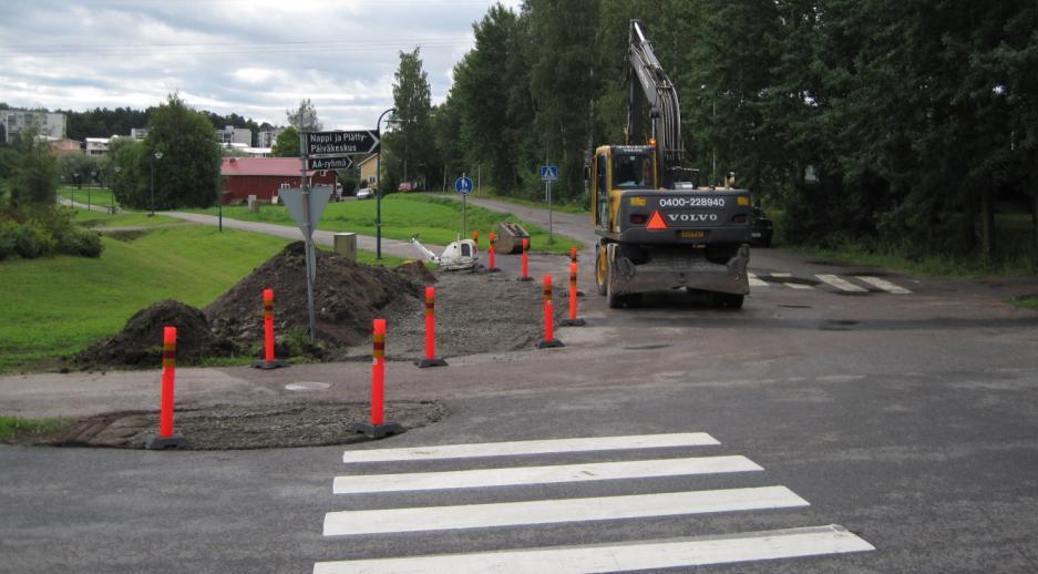 40 Kuva 22. Mattelmäentien risteysalueen parannustoimenpiteet. Edellisessä kuvassa näkyy Mattelmäentien ja Vaakunatien risteysalueelle tehtyjä parannustoimenpiteitä rakennusvaiheessa kesällä 2009.