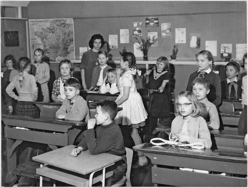 Skolan var annorlunda för 60 år sedan. Allting har förändrats mycket. Möblerna och pulpeterna var annorlunda: vid en pulpet satt två elever så pulpeterna var breda och gjorda av trä.