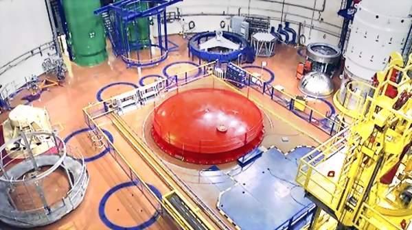 LoviisaYdinvoimala Ydinreaktori Keskellä näkyy kaaviokuvassakin olevan 'höyrypannun' eli paineastian kansi Viereisen sinisen kansiston alla jäteallas: Reaktorihallin lattiaan on merkitty avausta eli